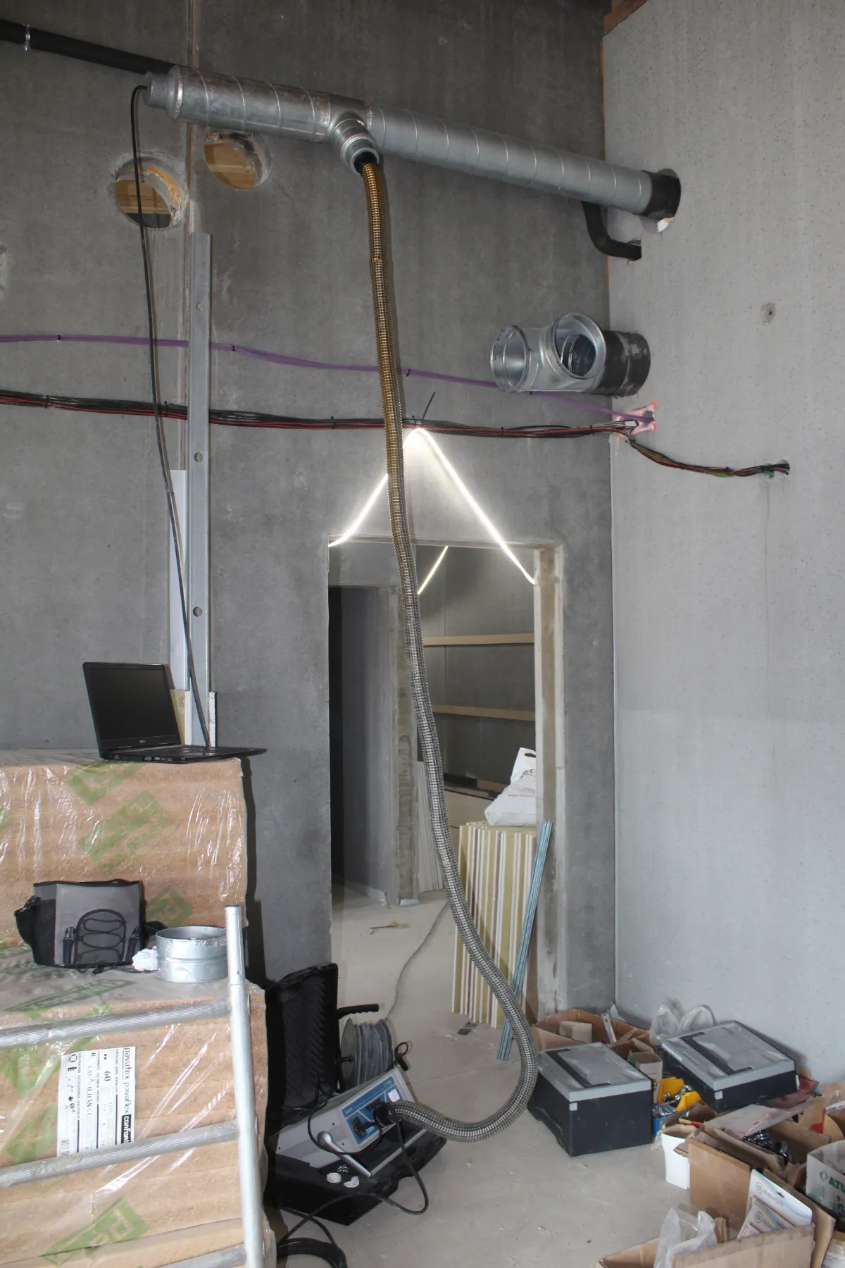 Réseaux de ventilation en attente de mesure sur le chantier du groupe scolaire de Betschdorf.