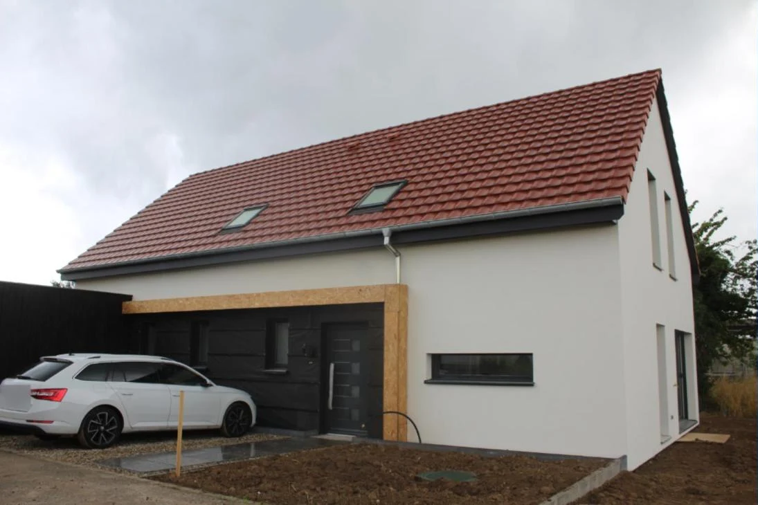 Maison individuelle neuve terminée, prête pour le test d'étanchéité à l'air final