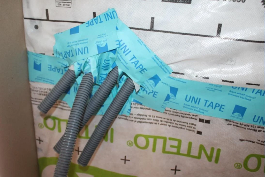 Gaines électriques traversant une membrane pare-vapeur INTELLO, reprises à l'adhésif UNI TAPE