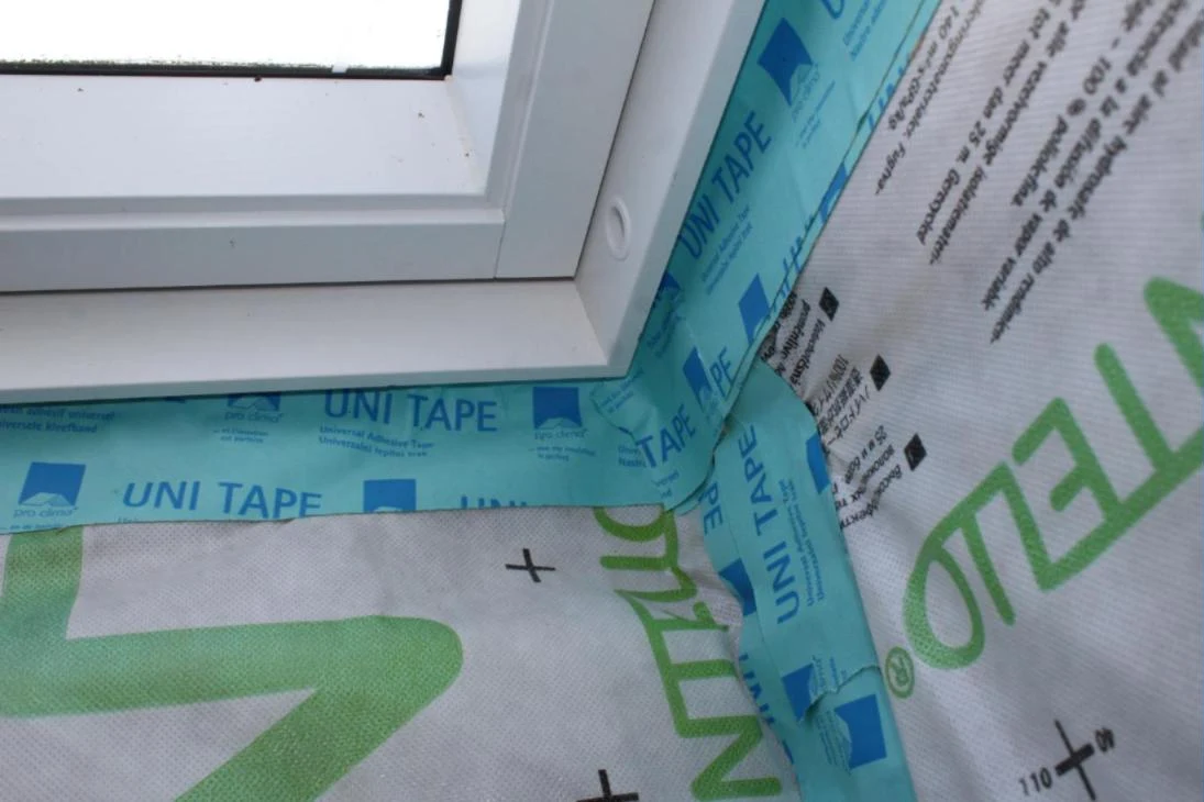 Angle de fenêtre raccordé à la membrane INTELLO avec l'adhésif UNI TAPE