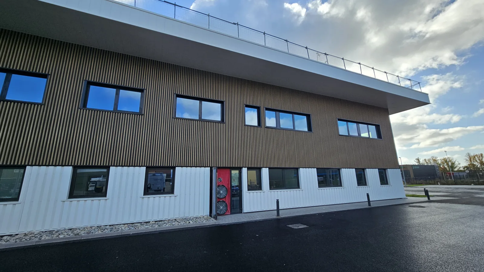 Bâtiment de bureaux neuf en test d’étanchéité à l’air avec double porte soufflante